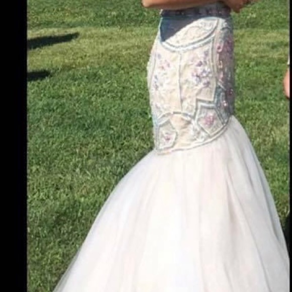 Ellie Wilde Size 2 Gorgeous Beaded Prom Gown - Picture 5 of 12